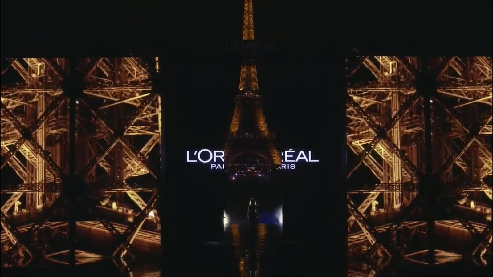 Céline Dion irrumpe por sorpresa en el desfile de L'Oréal en París, a los pies de la Torre Eiffel
