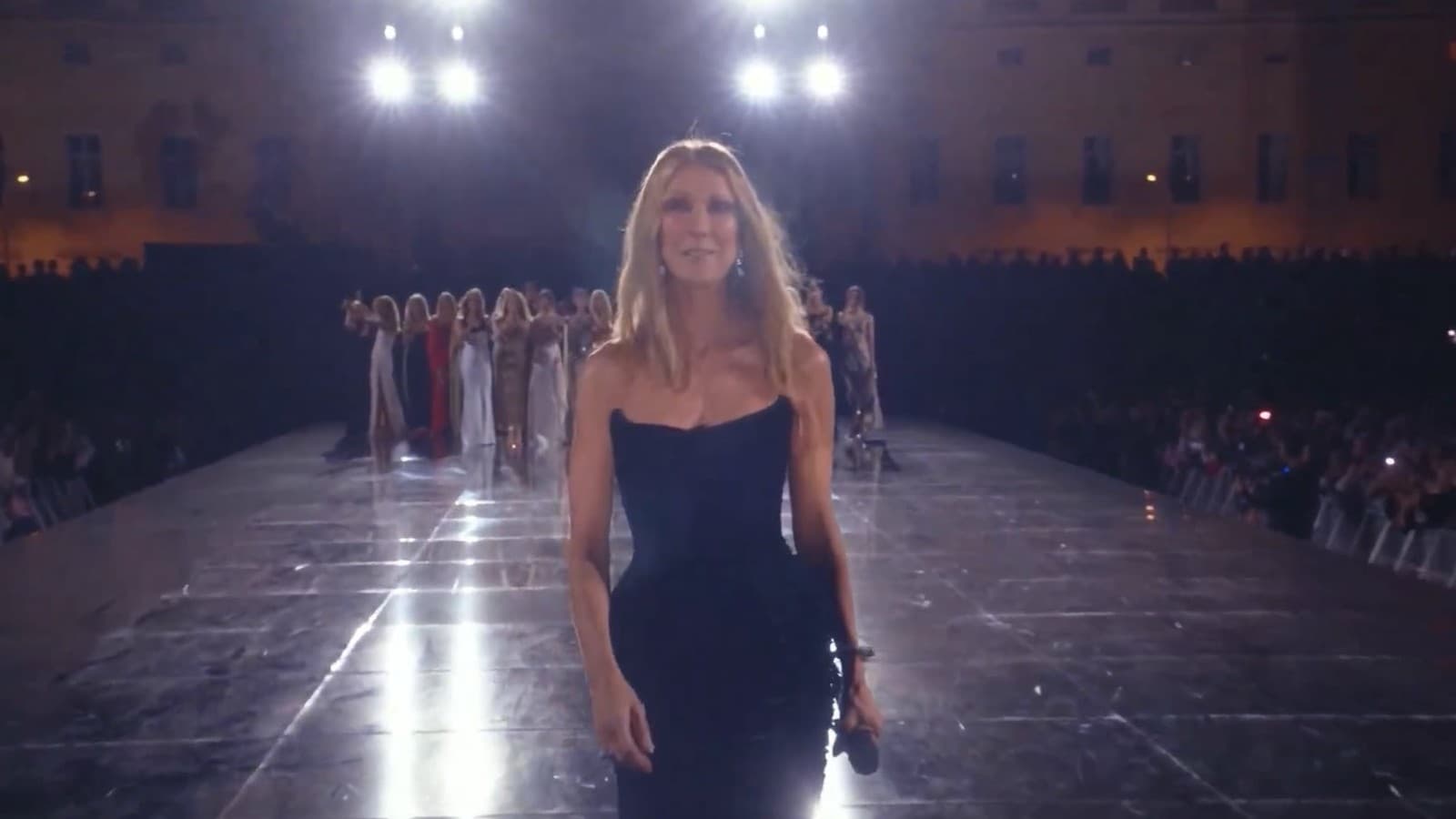 Céline Dion irrumpe por sorpresa en el desfile de L'Oréal en París, a los pies de la Torre Eiffel