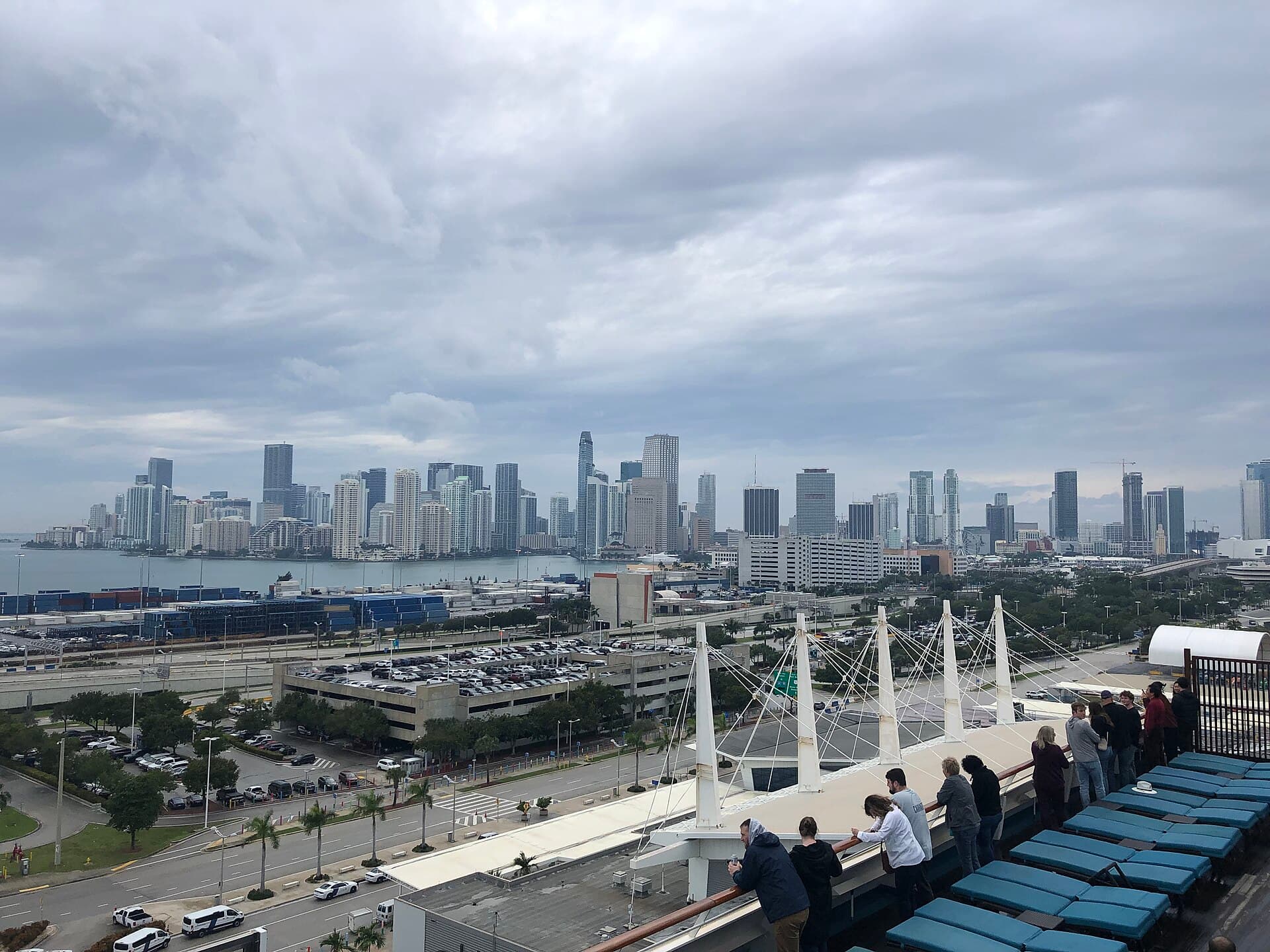 Una madre de Florida deja a sus cuatro hijos solos, incluido un bebé de dos meses, para irse de crucero a Bahamas