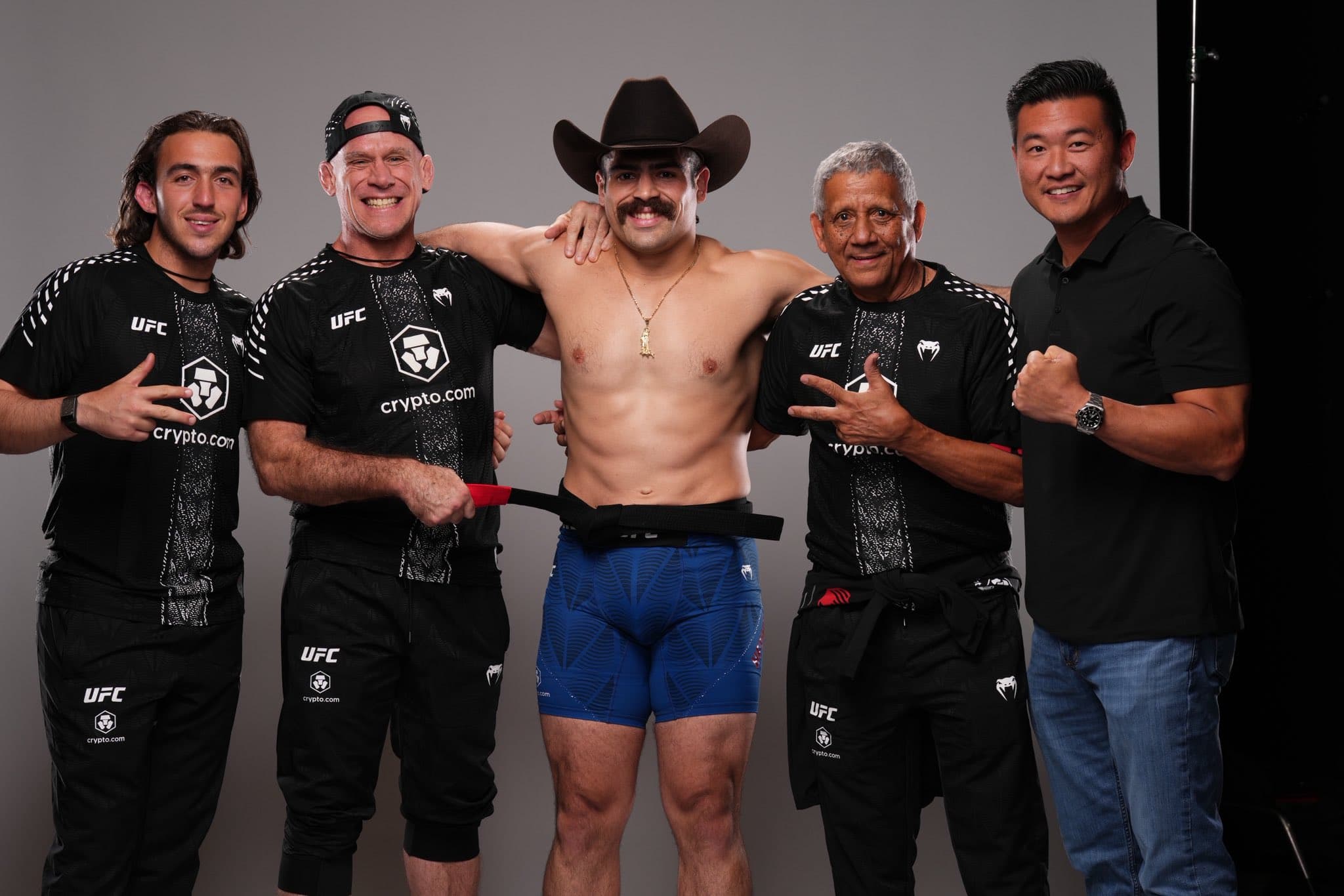 Un diputado del sheriff de Miami-Dade debuta en la UFC con victoria