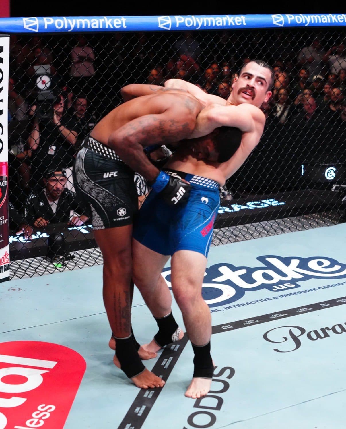 Un diputado del sheriff de Miami-Dade debuta en la UFC con victoria