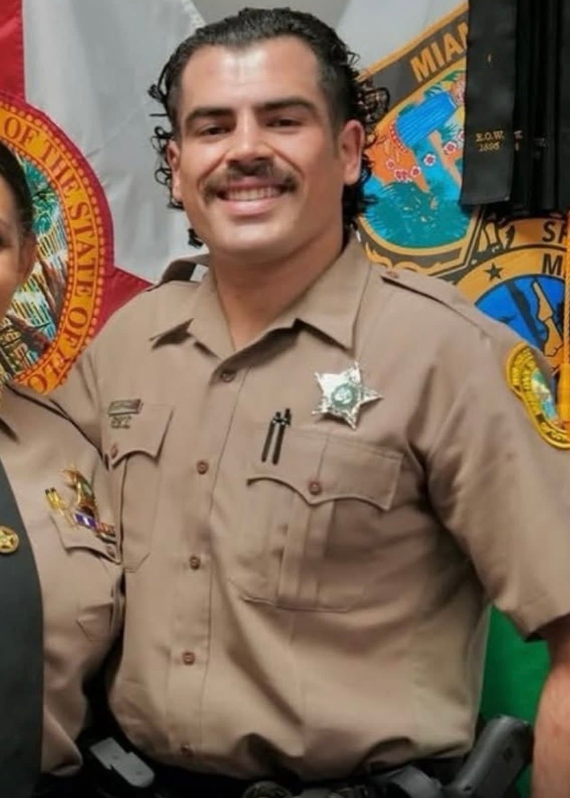 Un diputado del sheriff de Miami-Dade debuta en la UFC con victoria