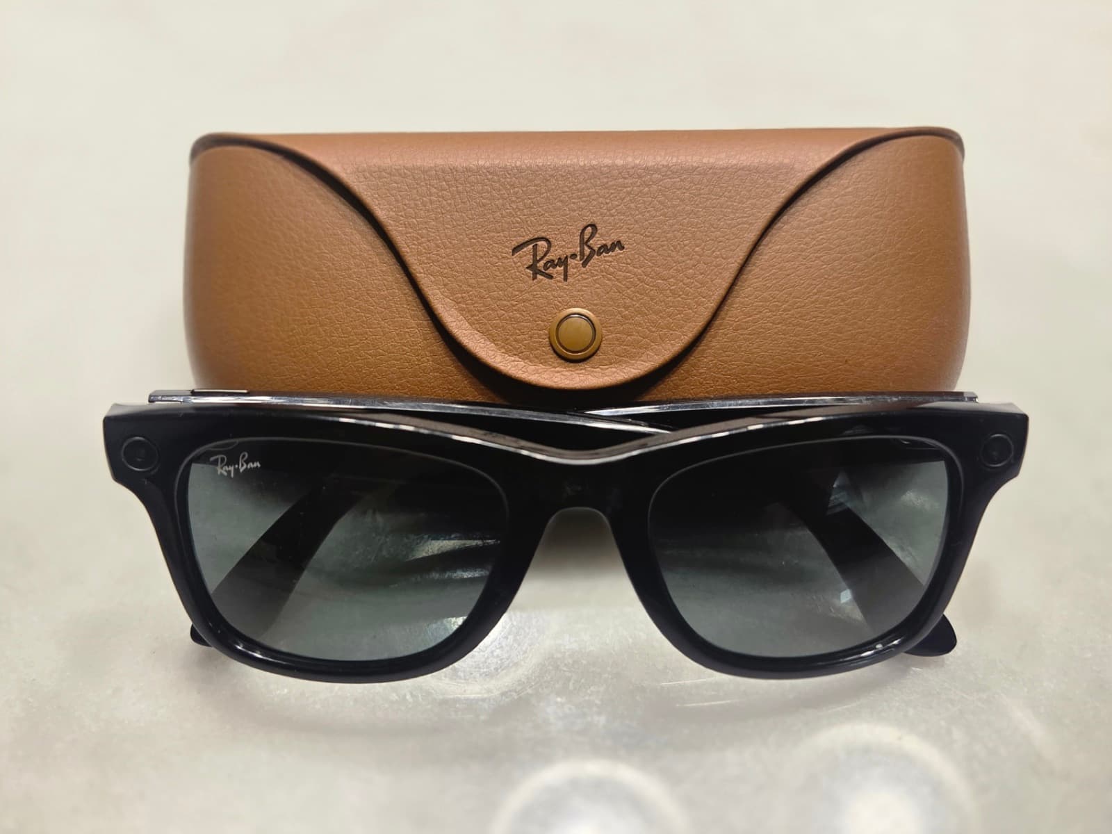 WhatsApp llega a las Ray-Ban Meta Audio: mensajes, notas de voz y llamadas sin sacar el teléfono
