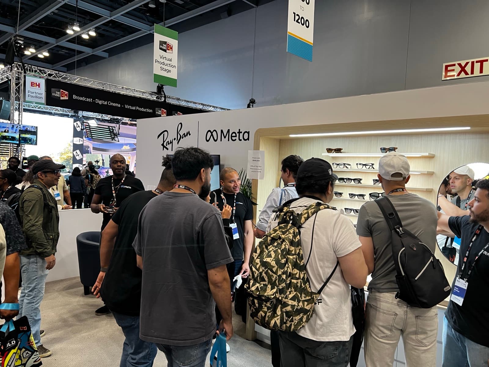 WhatsApp llega a las Ray-Ban Meta Audio: mensajes, notas de voz y llamadas sin sacar el teléfono